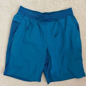 LULU LEMON MENS SHORTS (LARGE)